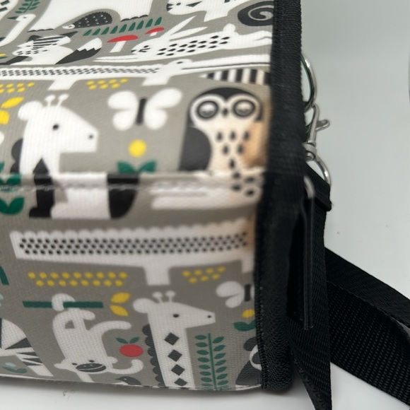 Petit Collage‎ Insulated Eco-Friendly Animal Print Lunch Box with Strap - Picture 13 of 13